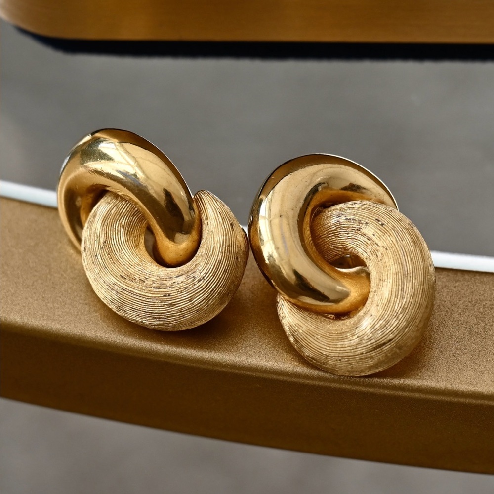 Vintage Christian Dior Classic Chain Knot Rope Brush Gold Clip-On Earrings FLAW - Picture 2 of 4